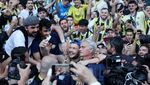 Sambutan Hangat Fans Fenerbahce untuk Mourinho