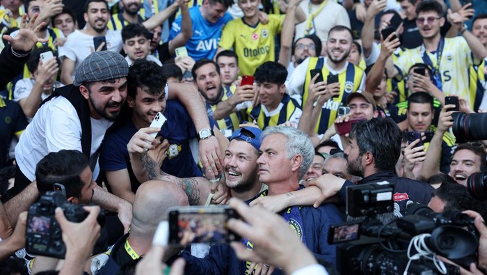Sambutan Hangat Fans Fenerbahce untuk Mourinho Soccer Football - Fenerbahce appoint Jose Mourinho as coach - Sukru Saracoglu Stadium, Istanbul, Turkey - June 2, 2024
New Fenerbahce coach Jose Mourinho takes a selfie with fans during the presentation REUTERS/Umit Bektas