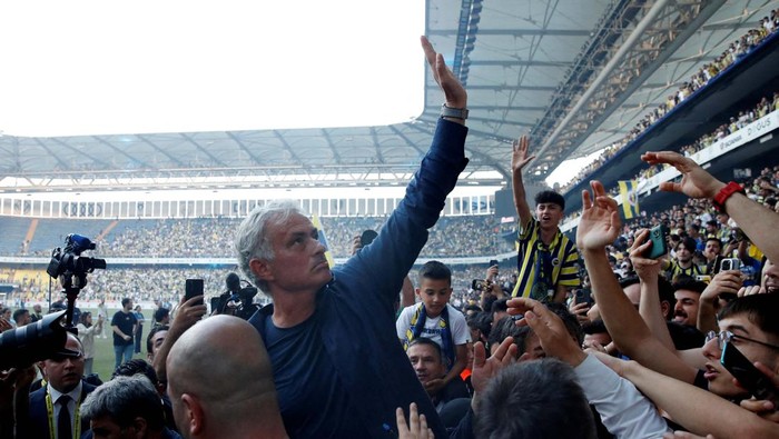 Sambutan Hangat Fans Fenerbahce untuk Mourinho Soccer Football - Fenerbahce appoint Jose Mourinho as coach - Sukru Saracoglu Stadium, Istanbul, Turkey - June 2, 2024
New Fenerbahce coach Jose Mourinho takes a selfie with fans during the presentation REUTERS/Umit Bektas