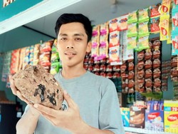 Warga Sukabumi Temukan Batu Aneh, Berbau Kemenyan Saat Dibakar