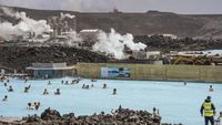 Warga Islandia Santai Berenang Saat Gunung Berapi Muntahkan Lava