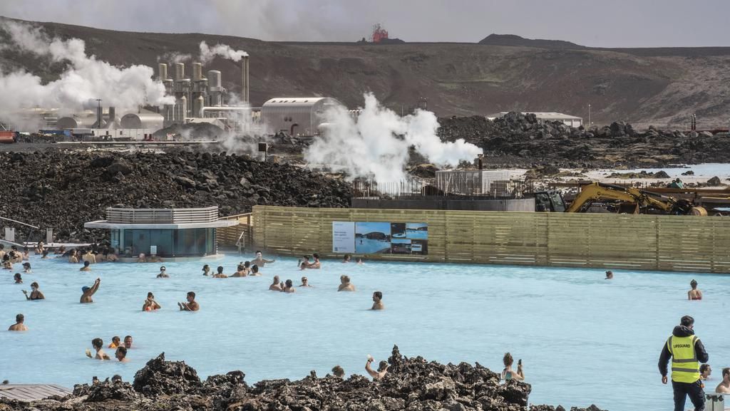 Warga Islandia Santai Berenang Saat Gunung Berapi Muntahkan Lava Warga Islandia Santai Berenang Saat Gunung Berapi Muntahkan Lava