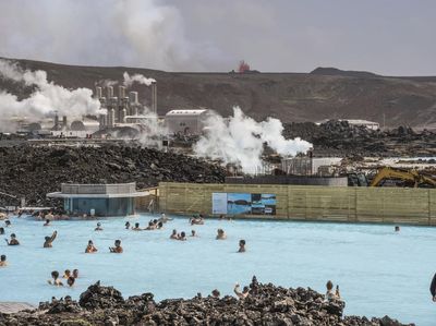 Warga Islandia Santai Berenang Saat Gunung Berapi Muntahkan Lava