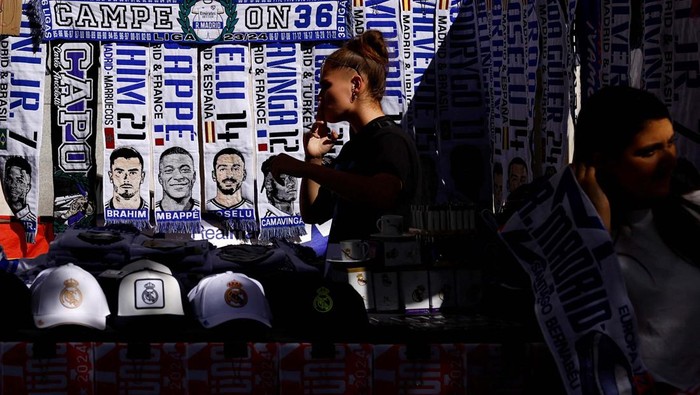 Akhirnya, Kylian Mbappe Gabung Real Madrid A vendor stands next to football scarves of French player Kylian Mbappe and other Real Madrid players, outside Real Madridâs Santiago Bernabeu stadium in Madrid, Spain, May 8, 2024. REUTERS/Susana Vera