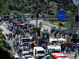 Aksi Petani Prancis dan Spanyol Blokir Perbatasan Jelang Pemilu Uni Eropa