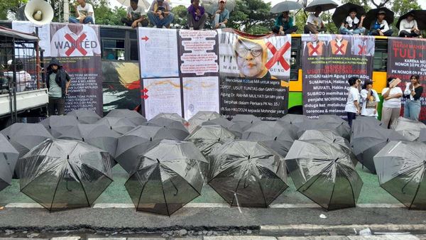 Bawa Payung Hitam, Ratusan Karyawan Polo Ralph Lauren Demo di Gedung MA