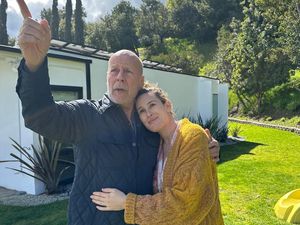 Putri Bruce Willis Ungkap Kondisi Ayahnya yang Bikin Sedih di Hari Ayah Putri Bruce Willis Ungkap Kondisi Ayahnya yang Bikin Sedih di Hari Ayah