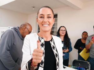 Pria Diringkus Saat Hendak Cium Paksa Presiden Meksiko