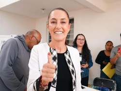 Pria Diringkus Saat Hendak Cium Paksa Presiden Meksiko