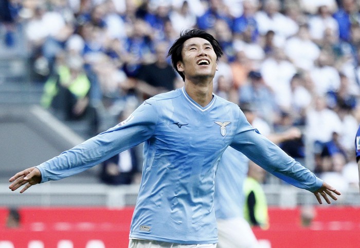 Soccer Football - Serie A - Inter Milan v Lazio - San Siro, Milan, Italy - May 19, 2024 Lazios Daichi Kamada celebrates scoring their first goal REUTERS/Alessandro Garofalo