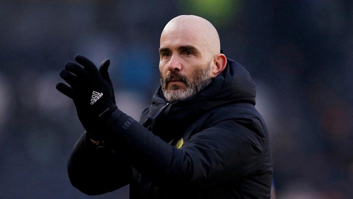 FILE PHOTO: Soccer Football - Championship - Hull City v Leicester City - MKM Stadium, Hull, Britain - March 9, 2024 Leicester City manager Enzo Maresca applauds fans after the match   Action Images/Craig Brough   EDITORIAL USE ONLY. No use with unauthorized audio, video, data, fixture lists, club/league logos or 