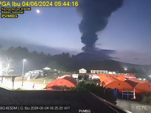 Erupsi Gunung Ibu Masih Level Awas, Tinggi Kolom Abu 5.000 meter Erupsi Gunung Ibu Masih Level Awas, Tinggi Kolom Abu 5.000 meter