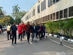 Hasto Datangi Polda Metro Jaya Didampingi Tim Hukum PDIP, Ada Apa?