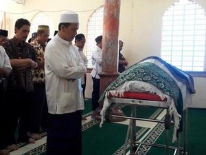 Tata Cara Sholat Jenazah Laki-laki dan Perempuan Lengkap dengan Doanya Tata Cara Sholat Jenazah Laki-laki dan Perempuan Lengkap dengan Doanya