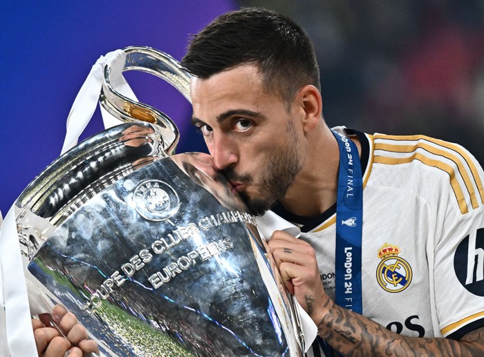 LONDON, ENGLAND - JUNE 1: Joselu of Real Madrid kisses a trophy during the UEFA Champions League 2023/24 final match between Borussia Dortmund v Real Madrid CF at Wembley Stadium on June 1, 2024 in London, England.(Photo by Sebastian Frej/MB Media/Getty Images)
