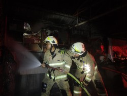 6 Kios dan 2 Mobil Terbakar di Cibubur Jaktim, Dipicu Korsleting