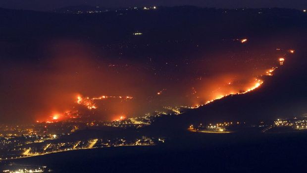 Kebakaran terjadi akibat roket yang diluncurkan dari Lebanon ke Israel utara, di sebelah kota Kiryat Shmona dekat perbatasan Lebanon, pada 3 Juni 2024, di tengah bentrokan lintas batas yang sedang berlangsung antara pasukan Israel dan pejuang Hizbullah. (Photo by Jalaa MAREY / AFP)