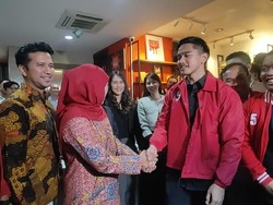 Khofifah Tiba di Markas PSI, Disambut Kaesang dan Emil Dardak