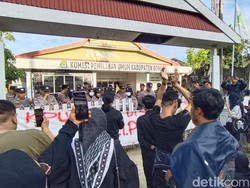 Massa Aliansi Rakyat Bone Geruduk Kantor KPU soal Penggelembungan Suara Caleg