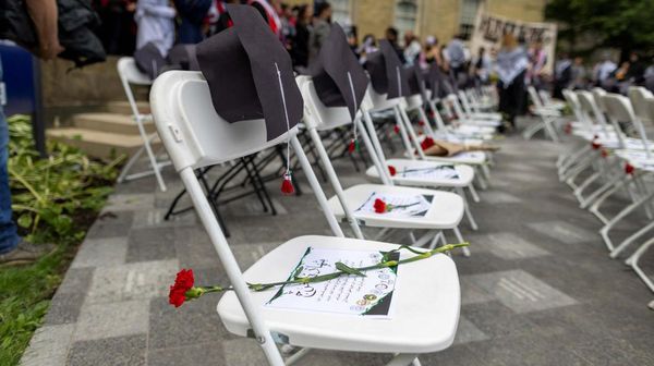 Kursi Kosong untuk Menghormati Mahasiswa Palestina yang Tewas di Gaza