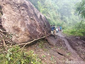 Jalan Poros Bontocani Bone Longsor, Setengah Badan Jalan Tertutup Batu