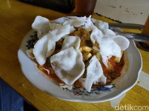 Lontong Kuah Khas Cianjur Sejak 1950, Racikannya Sederhana Tapi Nikmat Lontong Kuah Khas Cianjur Sejak 1950, Racikannya Sederhana Tapi Nikmat