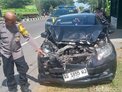 Brak! Mobil Seruduk Motor Roda Tiga di Jalan Jogja-Solo Klaten