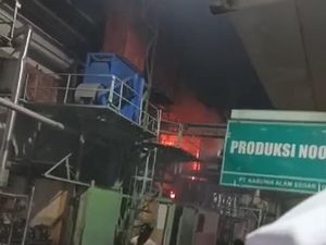 Area Pembuatan Bumbu Pabrik Mie Sedaap di Gresik Terbakar Area Pembuatan Bumbu Pabrik Mie Sedaap di Gresik Terbakar