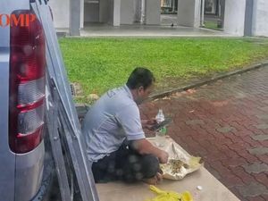 Pria Ini Terpaksa Makan di Pinggir Jalan, Alasannya Bikin Iba! Pria Ini Terpaksa Makan di Pinggir Jalan, Alasannya Bikin Iba!