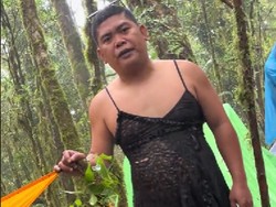Viral Pendaki Pria Pakai Lingerie di Gunung