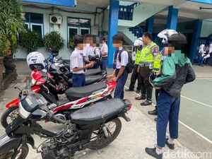 Polisi Kota Kediri Tertibkan Pelajar SMP yang Nekat Bawa Motor ke Sekolah Polisi Kota Kediri Tertibkan Pelajar SMP yang Nekat Bawa Motor ke Sekolah