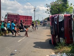 Penampakan Truk Bermuatan Batu di Klaten Terguling