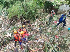 Pencarian Bocah 4 Tahun Terseret Arus Sungai Mesat Terhambat Bambu-Sampah Pencarian Bocah 4 Tahun Terseret Arus Sungai Mesat Terhambat Bambu-Sampah