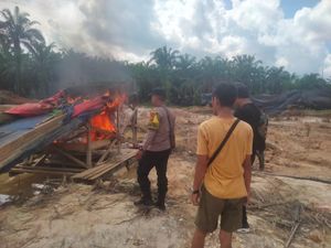 Lagi, 6 Rakit Dompeng Tambang Emas Ilegal di Bungo Dibakar Petugas Lagi, 6 Rakit Dompeng Tambang Emas Ilegal di Bungo Dibakar Petugas