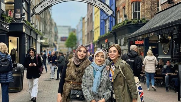 Seru Banget! Masayu Anastasya Kulineran Bareng Keluarga di Inggris