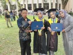 Kompak! Mahasiswa Kembar UGM Ini Lulus Bareng Plus Cum Laude