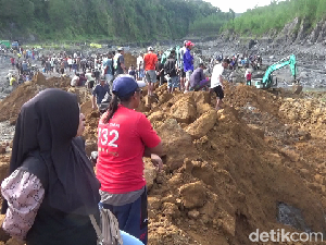 Tebing 60 Meter Longsor Timbun 2 Truk dan 4 Penambang Pasir di Lumajang Tebing 60 Meter Longsor Timbun 2 Truk dan 4 Penambang Pasir di Lumajang