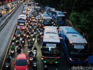 TransJabodetabek Ngetem, Lalin Gatsu Arah Kuningan Tersendat TransJabodetabek Ngetem, Lalin Gatsu Arah Kuningan Tersendat