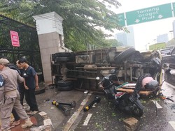 Tergelincir, Truk Boks Hantam Pagar Depan Gedung DPR