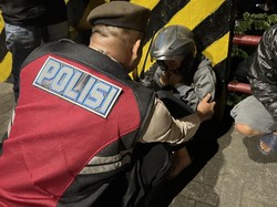 Dramatisnya Aksi Penggagalan Wanita Hendak Bunuh Diri di Jembatan Malang