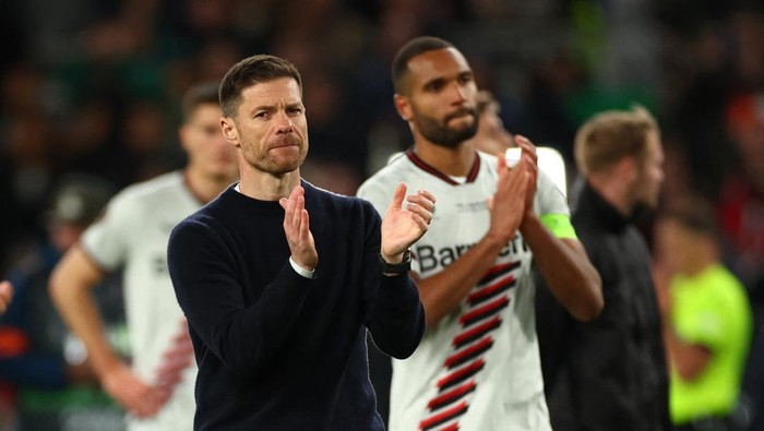 Soccer Football - Europa League - Final - Atalanta v Bayer Leverkusen - Aviva Stadium, Dublin, Ireland - May 22, 2024 Bayer Leverkusen coach Xabi Alonso and Jonathan Tah look dejected as they applaud fans after losing the Europa League final REUTERS/Andrew Boyers