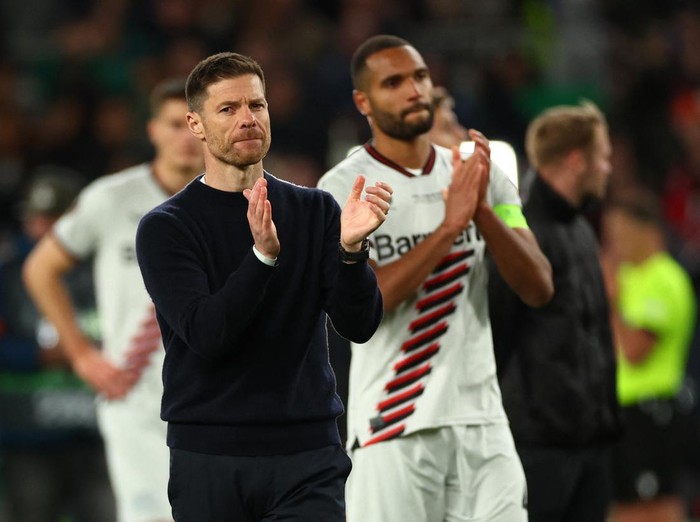 Soccer Football - Europa League - Final - Atalanta v Bayer Leverkusen - Aviva Stadium, Dublin, Ireland - May 22, 2024 Bayer Leverkusen coach Xabi Alonso and Jonathan Tah look dejected as they applaud fans after losing the Europa League final REUTERS/Andrew Boyers
