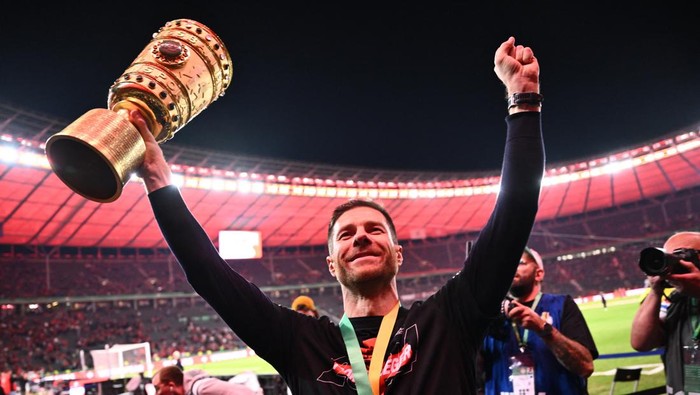 Soccer Football - DFB Cup - Final - 1.FC Kaiserslautern v Bayer Leverkusen - Olympiastadion, Berlin, Germany - May 25, 2024 Bayer Leverkusen coach Xabi Alonso celebrates with the trophy after winning the DFB Cup REUTERS/Annegret Hilse DFB REGULATIONS PROHIBIT ANY USE OF PHOTOGRAPHS AS IMAGE SEQUENCES AND/OR QUASI-VIDEO.