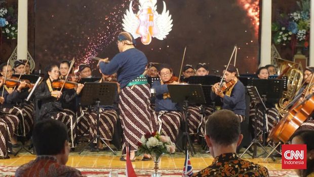 Yogyakarta Royal Orchestra (YRO)  memainkan dua repertoar utama, yakni Gendhing Surceli serta medley Suara Suling dan Menthok-menthok. Lagu ini rencananya juga akan dimainkan pada Festival Orkestra Kuala Lumpur, Malaysia, pada 7 Juni.