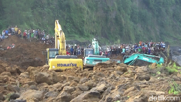 Pencarian 3 Penambang  Tertimbun Longsor di Lumajang