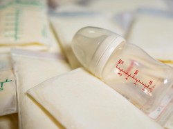 Masa Tahan ASI Perah di Freezer VS Chiller Kulkas, Moms Perlu Tahu