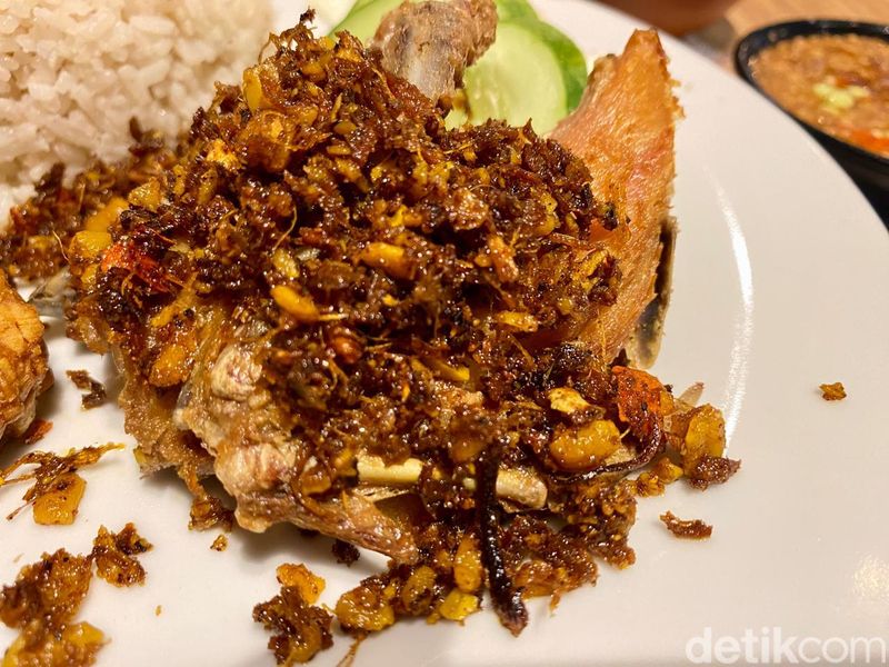 Ayam Tjap Banteng : Gurih Harum! Ayam Goreng Berempah Legendaris 66 Tahun