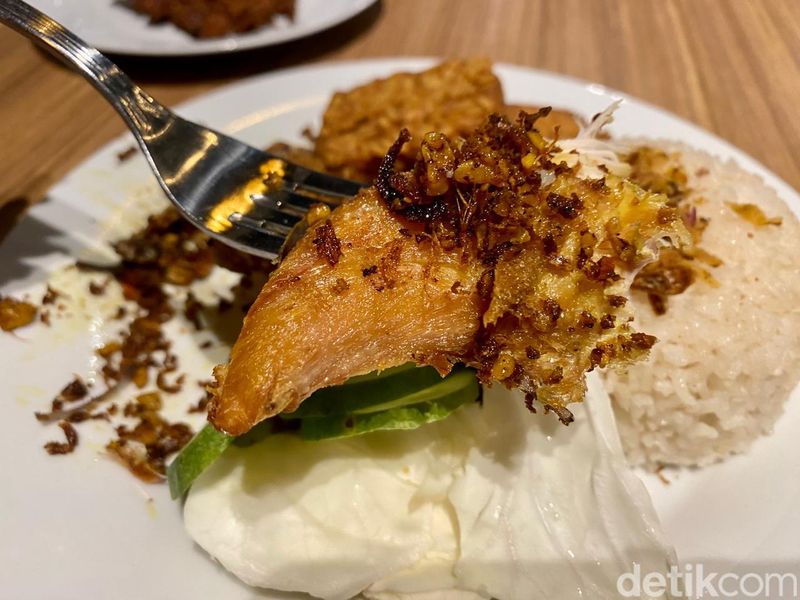 Ayam Tjap Banteng : Gurih Harum! Ayam Goreng Berempah Legendaris 66 Tahun
