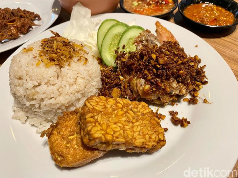 Ayam Tjap Banteng : Gurih Harum! Ayam Goreng Berempah Legendaris 66 Tahun