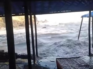 Gelombang Tinggi Terjang Pantai di Jember, Sejumlah Warung Rusak